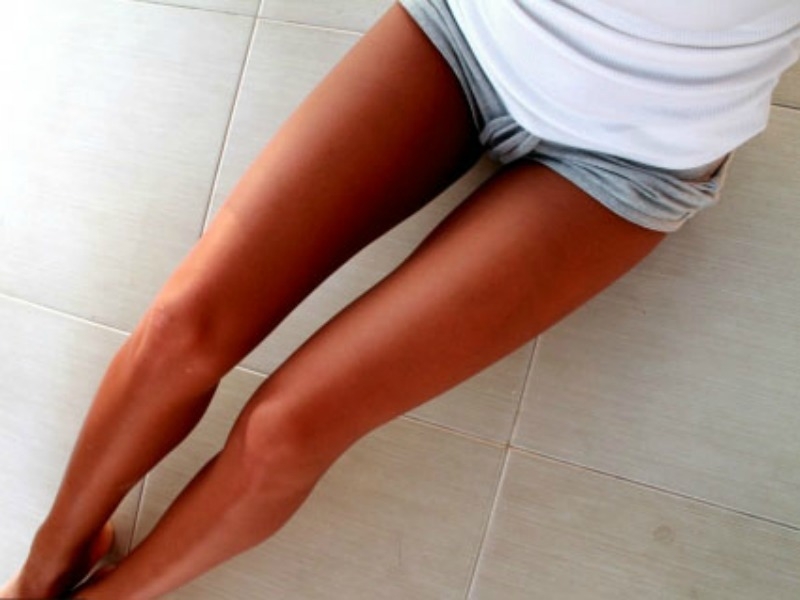 Стройная девушка показывает красивые ножки