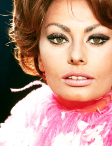 Sophia Loren: Κλείνει τα 84 και θυμόμαστε το εντυπωσιακό και θηλυκό στιλ της
