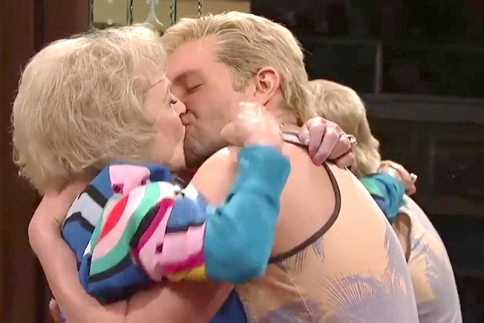 Υπάρχει ελπίδα! Ο Bradley Cooper φιλιέται με την 93χρονη Betty White