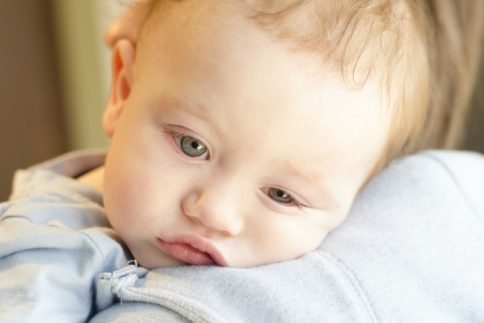 Οι 5 κινήσεις που πρέπει να κάνεις αν αρρώστησε το μωράκι σου