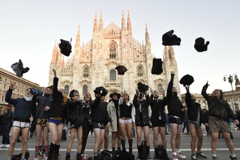 No Pants Day: Χιλιάδες κόσμος μπήκε στο μετρό μόνο με τα εσώρουχα!