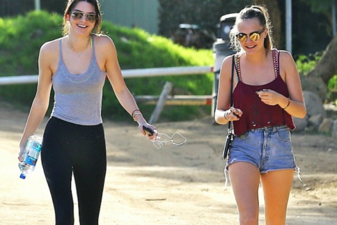Cara Delevingne- Kendall Jenner: Με hot κολάν και σορτς κάνουν βόλτες στο Los Angeles