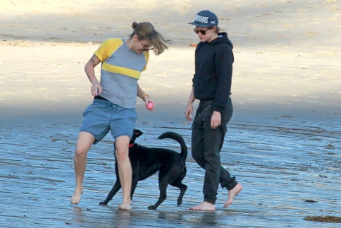 H Kristen Stewart παίζει σαν κοριτσάκι στην παραλία με την κολλητή της!
