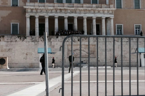 Το Σύνταγμα αλλάζει! Έβγαλαν τα κάγκελα έξω από την Βουλή