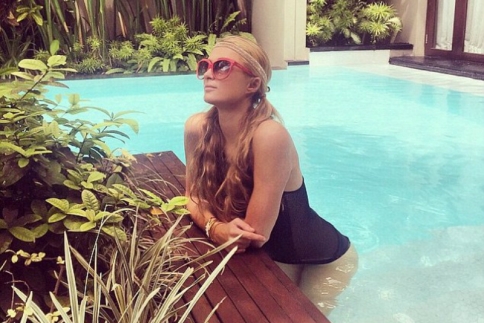 Η Paris Hilton... χαλαρώνει στην πισίνα στο εξωτικό Μπαλί