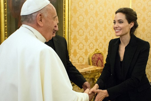 Τι δουλειά έχει με τον Πάπα η Angelina Jolie; 