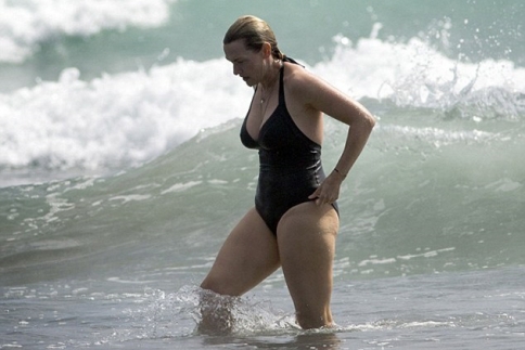 Επιτέλους μία σταρ πραγματικών διαστάσεων! Η Kate Winslet με μαγιό στην παραλία