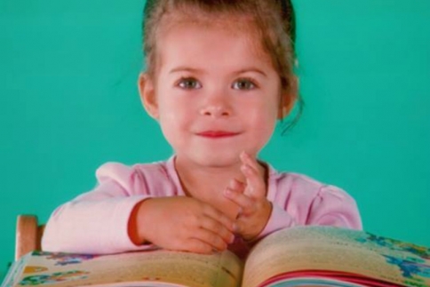 Η πρώτη σχολική φωτογραφία κόρης διάσημου τραγουδιστή