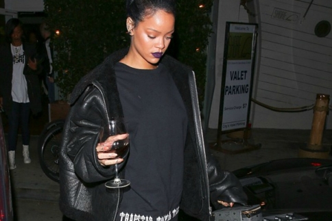 Rihanna: Πού πας Riri με το κρασί στο χέρι;