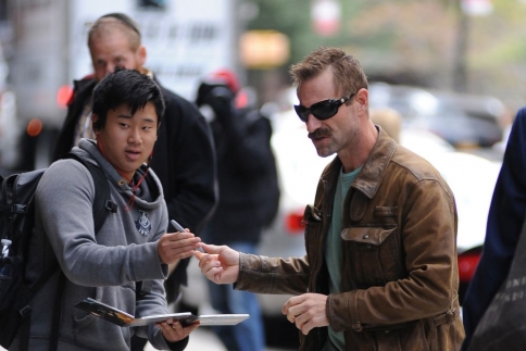 Aaron Eckhart δεν μας αρέσει καθόλου το μουστάκι σου!