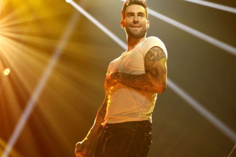 Adam Levine: Ολόγυμνος στο νέο video clip των Maroon 5!