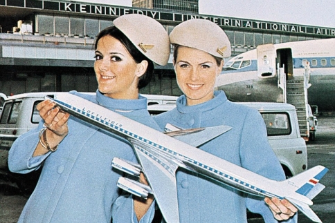Συναρπαστικές φωτογραφίες αποκαλύπτουν την εξέλιξη της μόδας μέσα από τις στολές των αεροσυνοδών