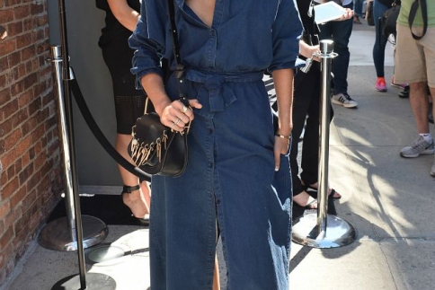 Aimee Song : Η διάσημη fashion blogger προτείνει το τζιν φόρεμα ως το must-have του φθινοπώρου