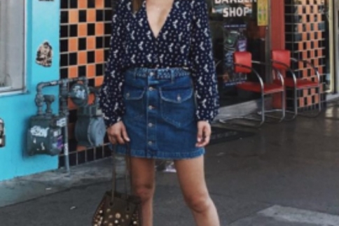 Street style : H blogger Aimee Song προτείνει τον ιδανικό συνδυασμό για την ψηλόμεση τζιν φούστα με κουμπιά