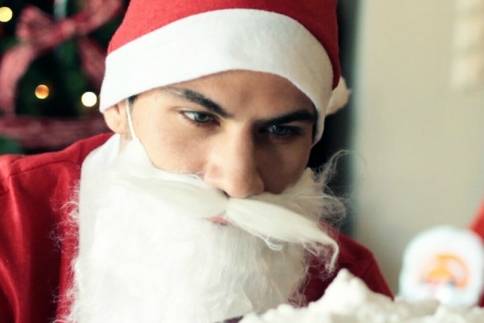 Αναγνωρίζετε ποιο τηλεοπτικό πρόσωπο ντύθηκε Άγιος Βασίλης; (video)