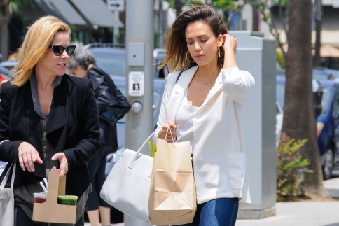 Η Jessica Alba για ψώνια στο LA