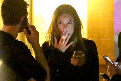 Alessandra ντροπή! Φανατική καπνίστρια η Ambrosio