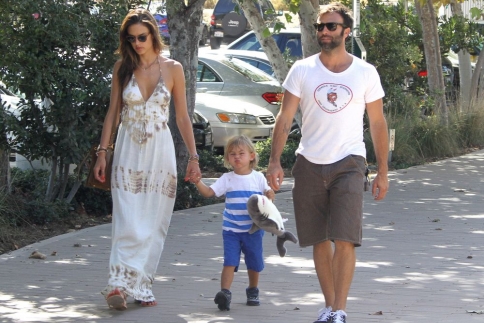 Τι γλυκιά μαμά! Η Alessandra Ambrosio βόλτα με τον γιο της