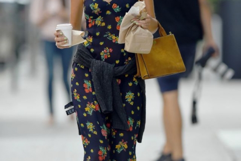 Alexa Chung : Η διάσημη fashionista σου προτείνει πως να εκμεταλλευτείς το floral φόρεμα το φθινόπωρο
