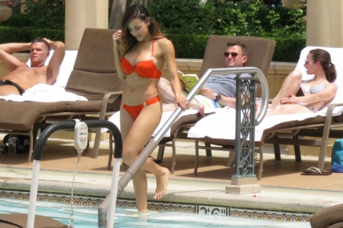 Ana Cheri πώς το κάνεις; Όλα τα αντρικά βλέμματα πάνω στην playmate