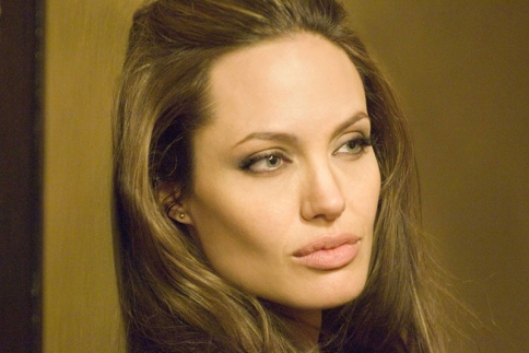 Όχι, δεν παρατά την υποκριτική η Angelina Jolie