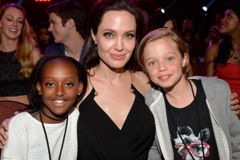 Angelina Jolie: Χαμογελαστή στην πρώτη της εμφάνιση μετά την αφαίρεση ωοθηκών