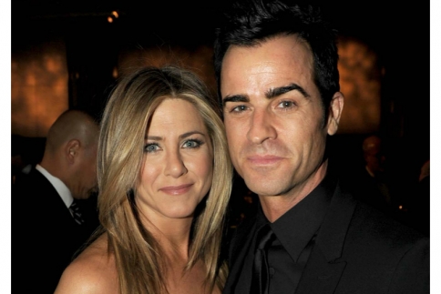 Η Jennifer Aniston επιδεικνύει το πανάκριβο μονόπετρο της