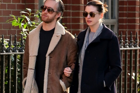 Anne Hathaway: Βόλτα και make up free με τον σύζυγο της στη Νέα Υόρκη