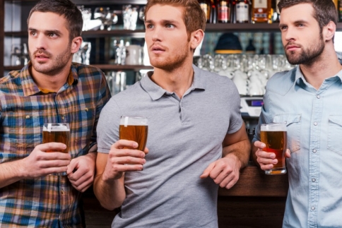 10 άντρες απάντησαν γιατί δεν μας την πέφτουν πια στα bar