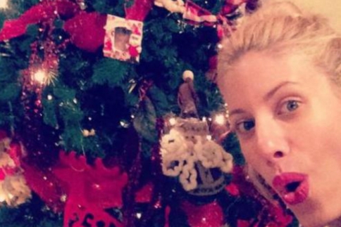 Η Ευαγγελία Αραβανή στόλισε δέντρο τραβώντας μια γιορτινή selfie!