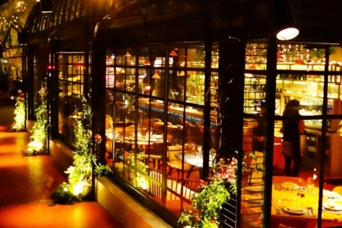 Artisanal Lounge and Gardens: Μία αριστοκρατική οικία μεταμορφώθηκε σε bar - restaurant