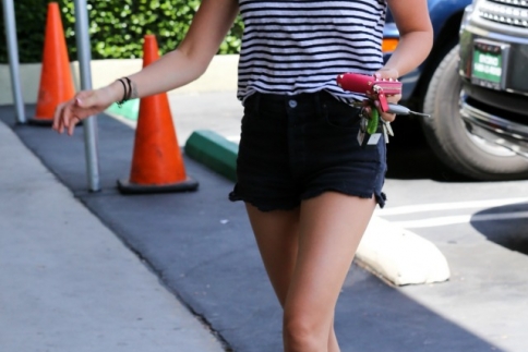 Η Ashley Tisdale σου δείχνει το ιδανικό outfit για την πρωϊνή σου βόλτα