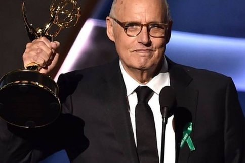 Emmy Awards : Γιατί φορούσαν πράσινη κορδέλα οι stars