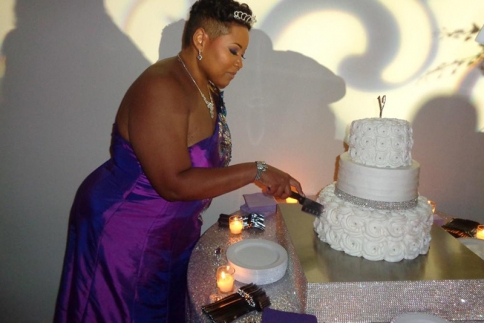 Μία γυναίκα έκλεισε τα 40 και παντρεύτηκε τον εαυτό της!