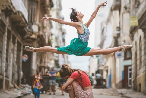Χορευτές μπαλέτου σε ταξιδεύουν στους δρόμους της Κούβας  