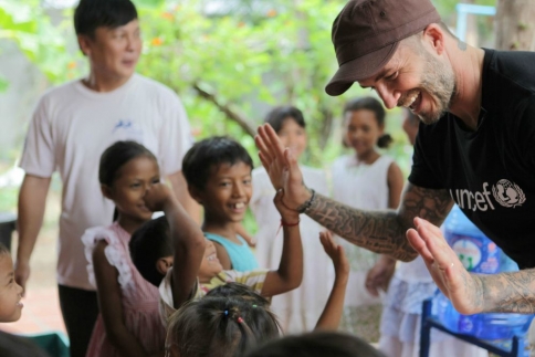 Ο David Beckham στην Καμπότζη με την Unicef