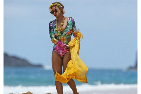 Style Alert: Τι φοράει η Beyonce όταν πηγαίνει για διακοπές στη Χαβάη!