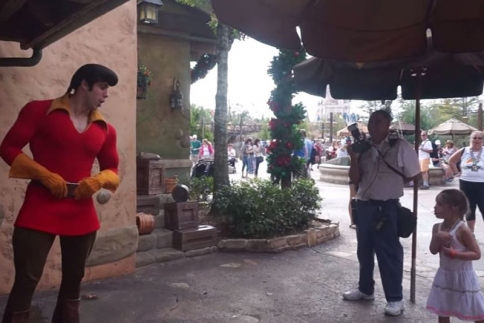 Ο Γκαστόν της Disney World που έγινε viral