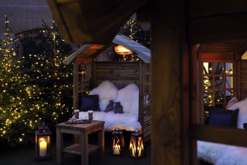 Χριστούγεννα, ζεστή σοκολάτα, κουβερτούλα και ταινία πάνω από το Knightsbridge