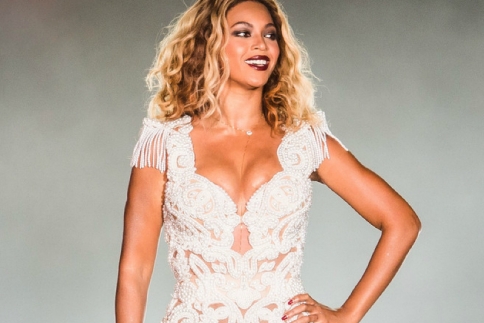 Beyonce: Το παραμυθένιο της φόρεμα στον γάμο της μητέρας της 