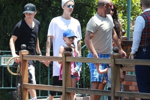 O Justin Bieber στην Disneyland με τα αδέρφια του