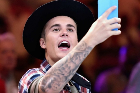 Justin Bieber: Συγγνώμη που έδειξα τα οπίσθια μου!