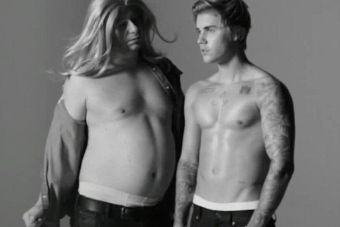 Justin Bieber: Δες το video που σατιρίζει τη διαφήμισή του για τα εσώρουχα CK