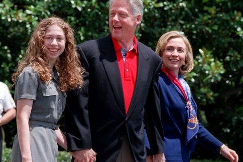 Hillary Clinton : Δεν είναι ο Bill Clinton πατέρας της Chelsea!