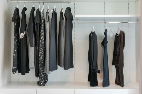 2 σπιτικοί φυσικοί τρόποι για να κάνετε τα μαύρα ρούχα σας ξανά ολόμαυρα