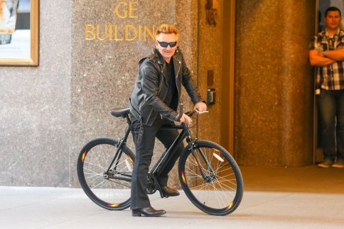 Bono: Ατρόμητος και ξανά σε ποδήλατο!