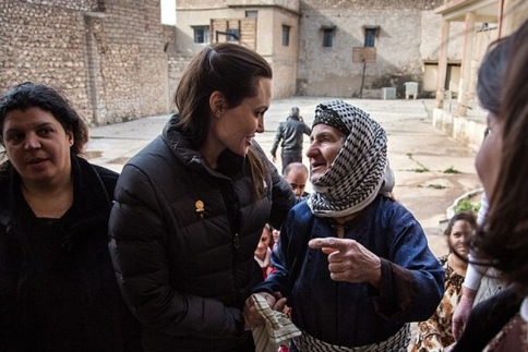 Στο πλευρό των προσφύγων η Angelina Jolie