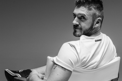 Bradley White Dale: O πατέρας μου με περίμενε έξω από τα gay clubs