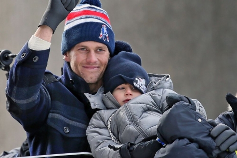 O Τom Brady πανηγυρίζει αγκαλιά με τον γιο του