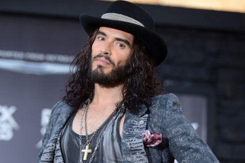 Russell Brand: Όταν έχω όρεξη για sex χτυπάω τα γεννητικά μου όργανα με βιβλίο!